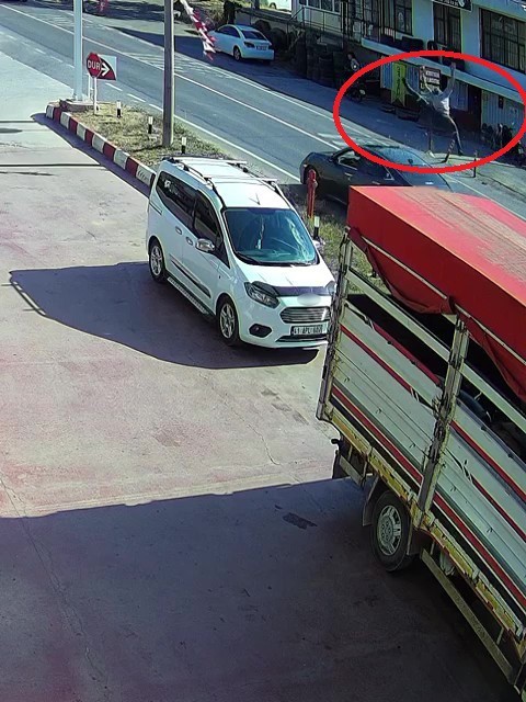 Alkollü sürücünün çarptığı yayayı zıplaması kurtardı