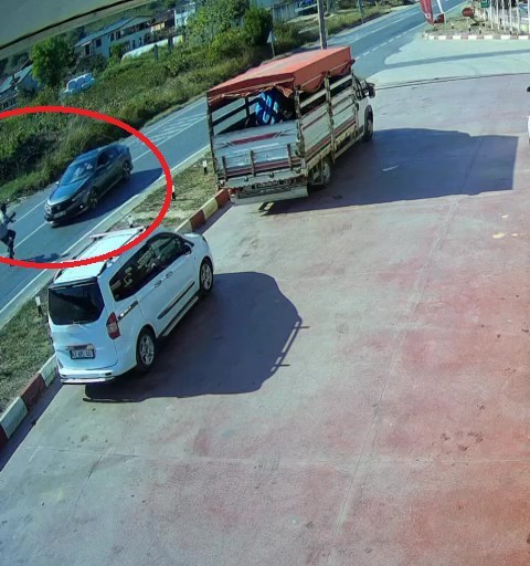 Alkollü sürücünün çarptığı yayayı zıplaması kurtardı
