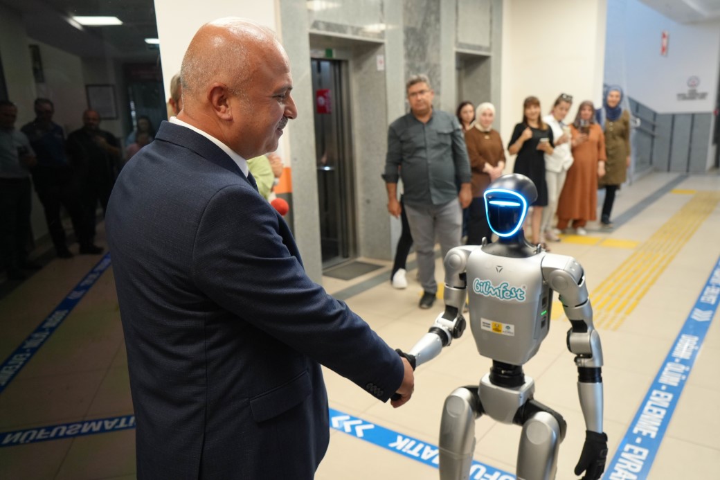 Türkiye’de bir ilk: İnsansı robot nüfusa kaydettirildi