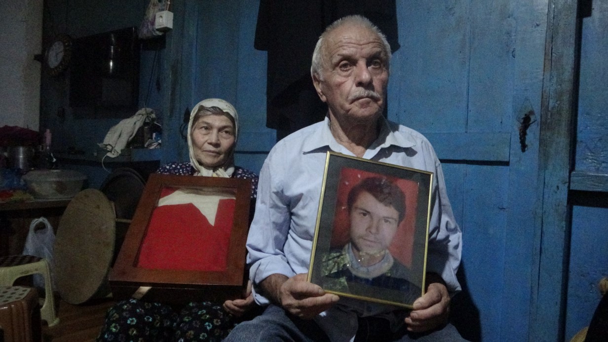 Şehit oğlundan ayrılmamak için harabe evde yaşam mücadelesi veriyor