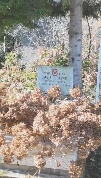 Şehit oğlundan ayrılmamak için harabe evde yaşam mücadelesi veriyor