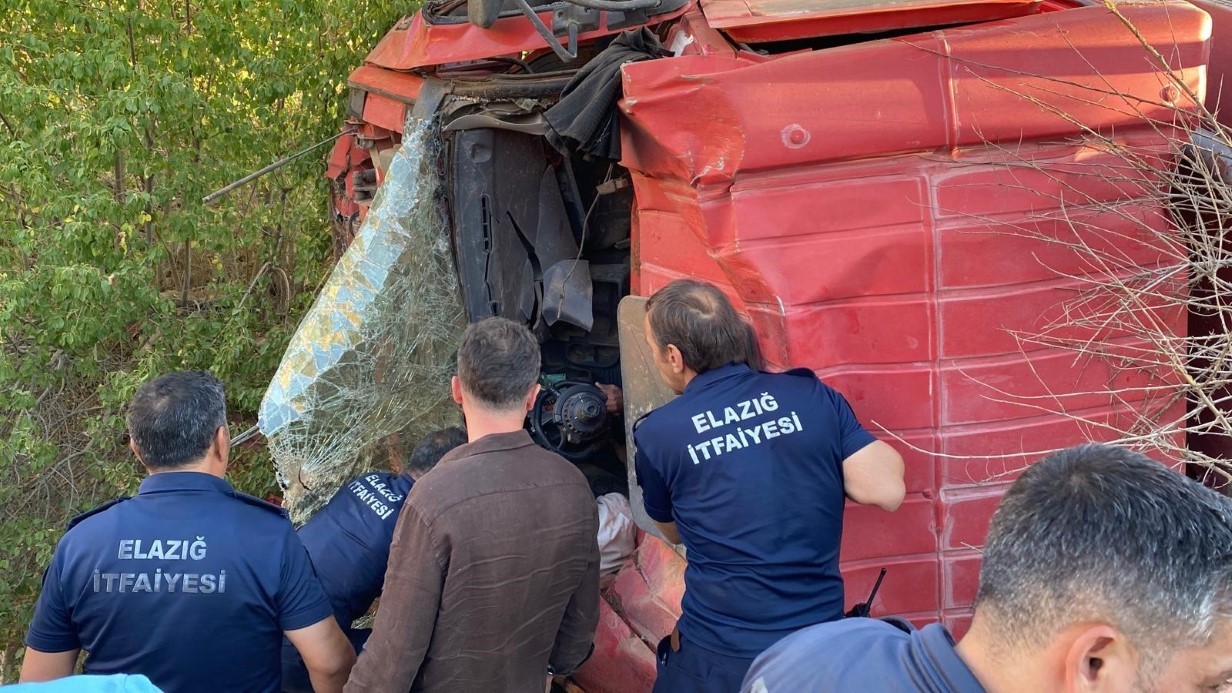 Yangına giden itfaiye aracı şarampole yuvarlandı: 2 itfaiye eri yaralı