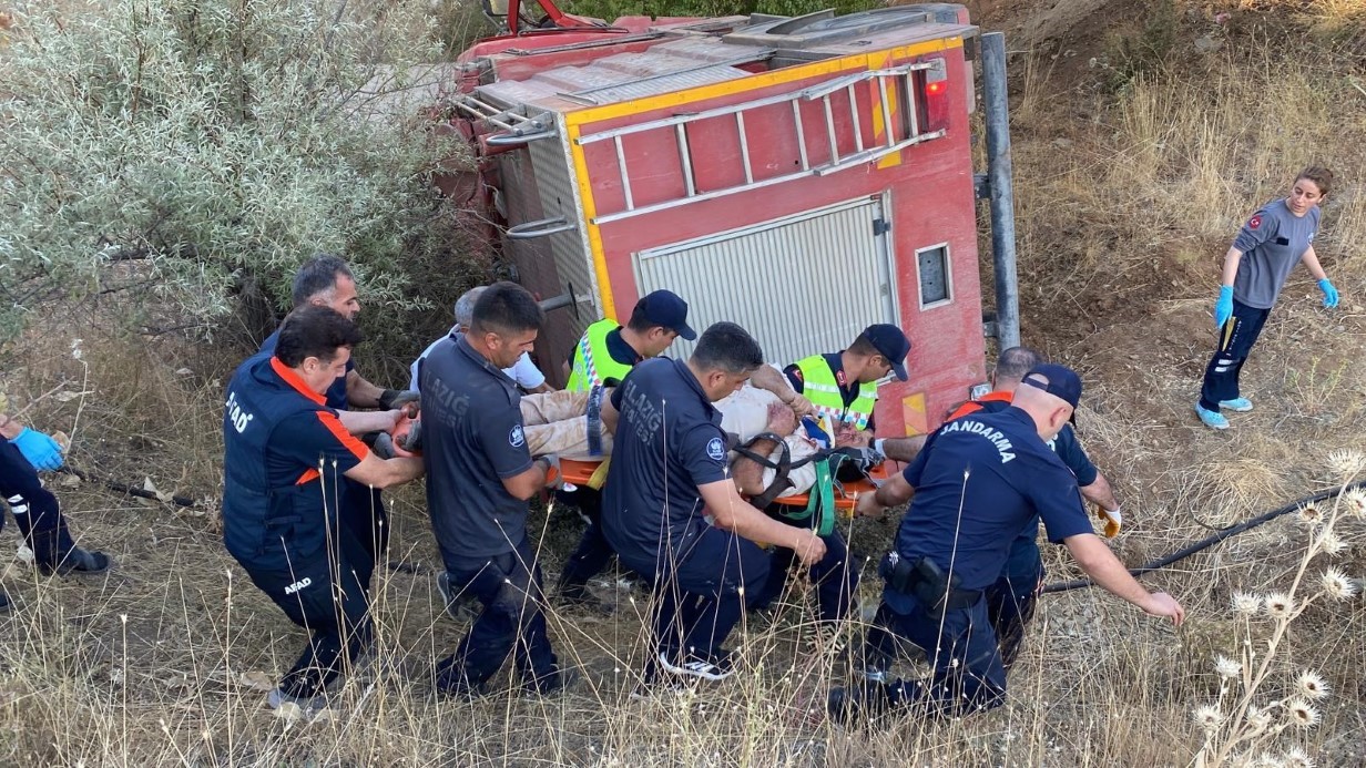 Yangına giden itfaiye aracı şarampole yuvarlandı: 2 itfaiye eri yaralı