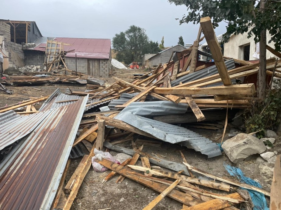 Ağrı’da fırtına çatıları uçurdu: 74 yapı zarar gördü