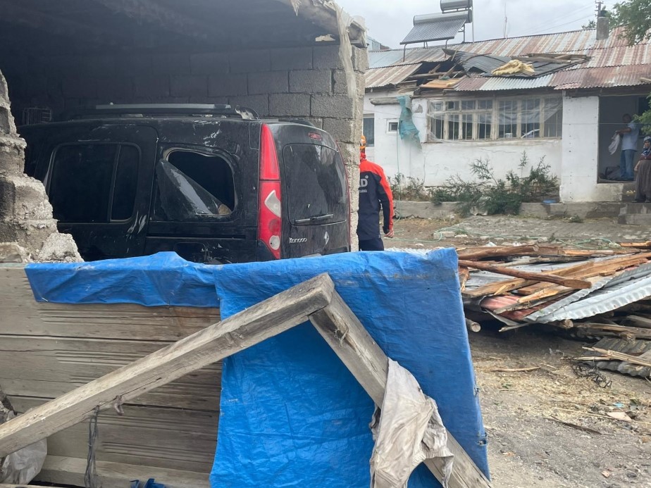 Ağrı’da fırtına çatıları uçurdu: 74 yapı zarar gördü