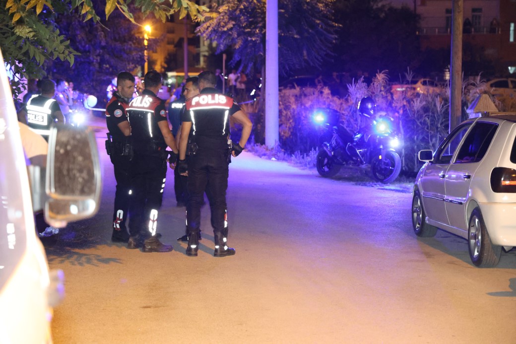 Ailesi ve komşusuna kurşun yağdırdı: 3'ü ağır 4 yaralı