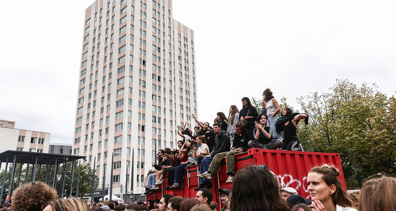Fransa'da hükümetin kemer sıkma politikasına yönelik protestolarda 675 gözaltı