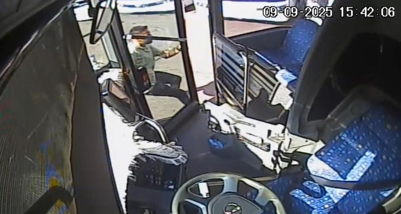 Bingöl’de el freni çekilmeyen otobüs geri kayarak park halindeki diğer otobüse çarptı