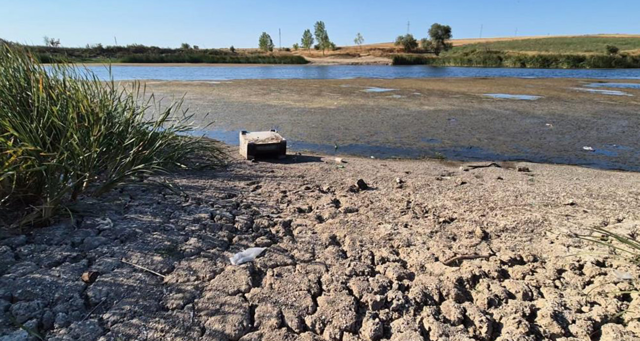 Tekirdağ’da gölette sular çekildi, çatlaklar oluşmaya başladı