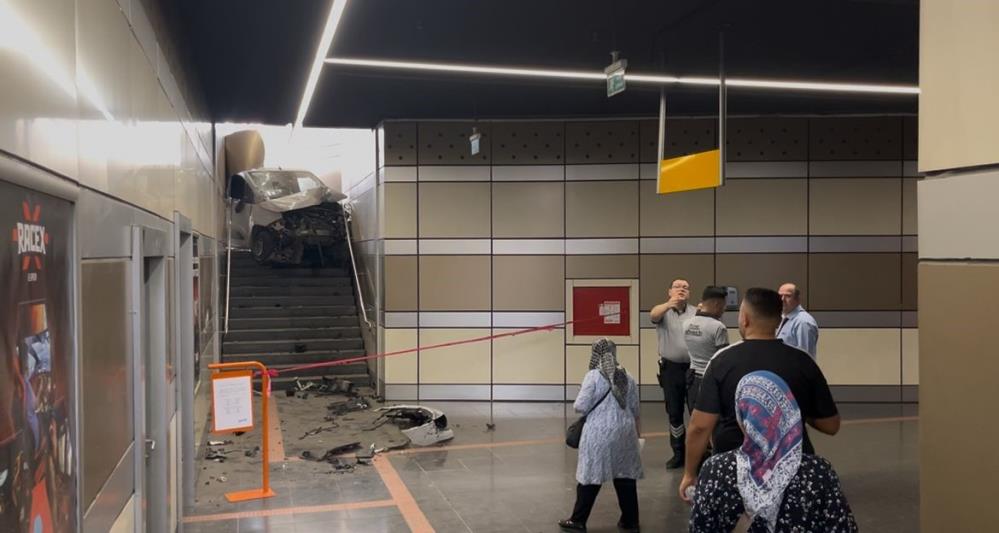 Hafif ticari aracıyla metro istasyonuna daldı