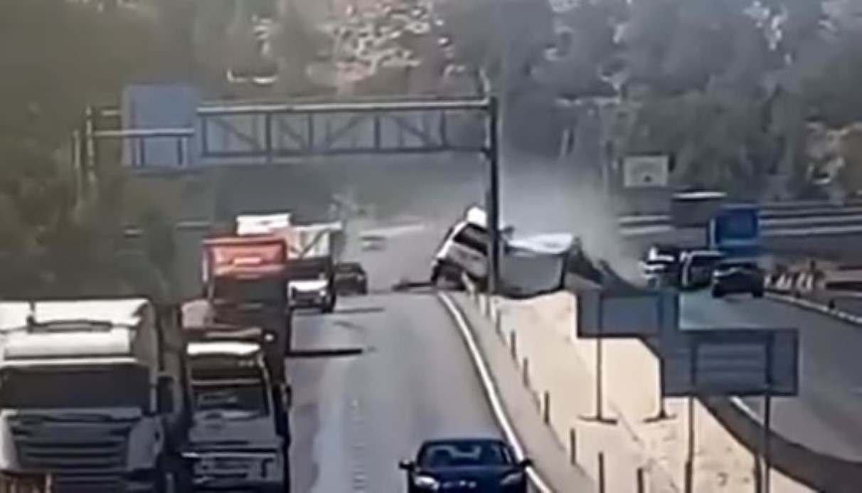 Tır ve dorse ayrıldı, yoldaki bariyeri yerinden kopardı!