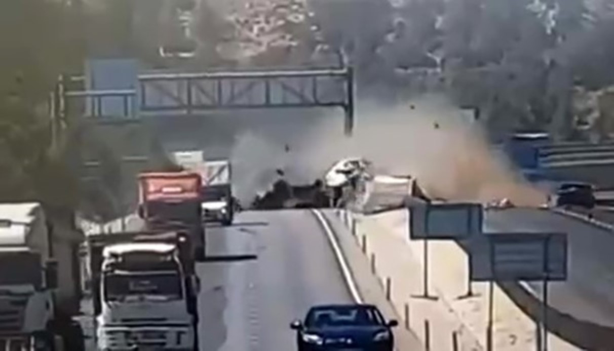 Tır ve dorse ayrıldı, yoldaki bariyeri yerinden kopardı!