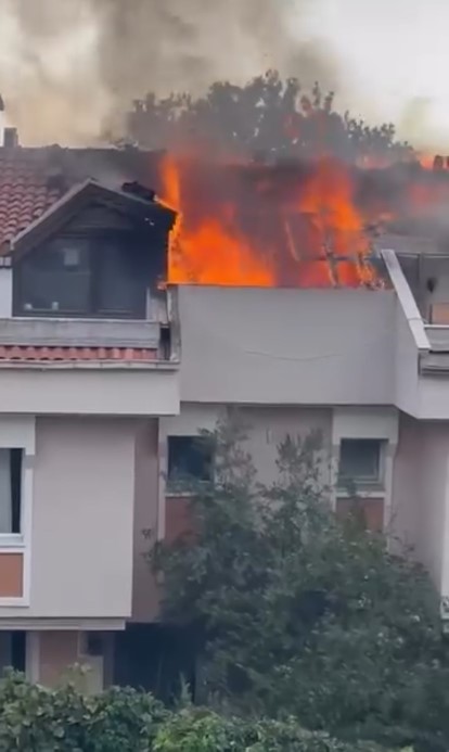 Maltepe’de 3 katlı binanın çatı katı alev alev yandı