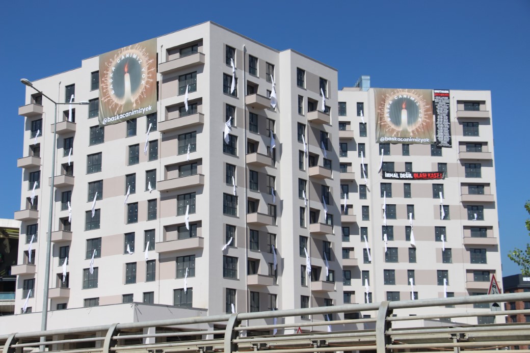 Kartalkaya faciasının sembolü çarşafları binanın penceresinden sarkıttı