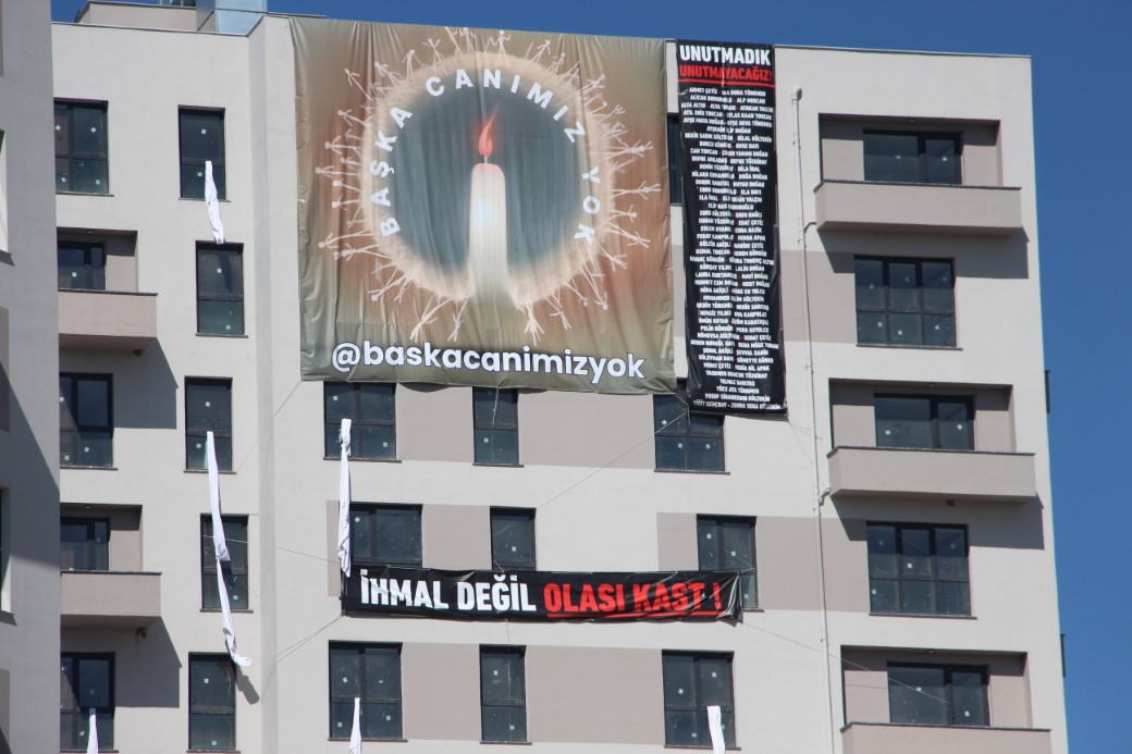 Kartalkaya faciasının sembolü çarşafları binanın penceresinden sarkıttı