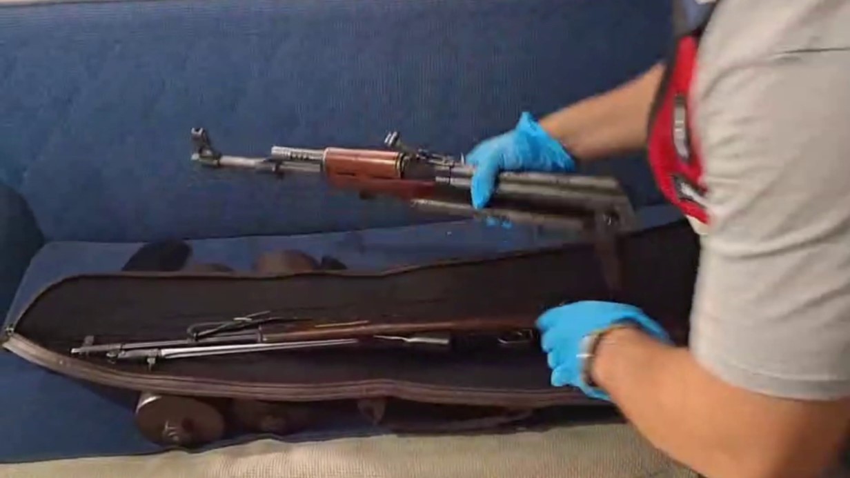 Ev değil cephanelik: Uzun namlulu silahlar, tabancalar, binlerce mermi ele geçirildi