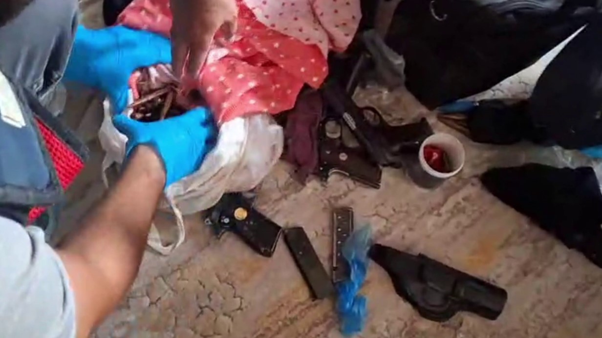 Ev değil cephanelik: Uzun namlulu silahlar, tabancalar, binlerce mermi ele geçirildi