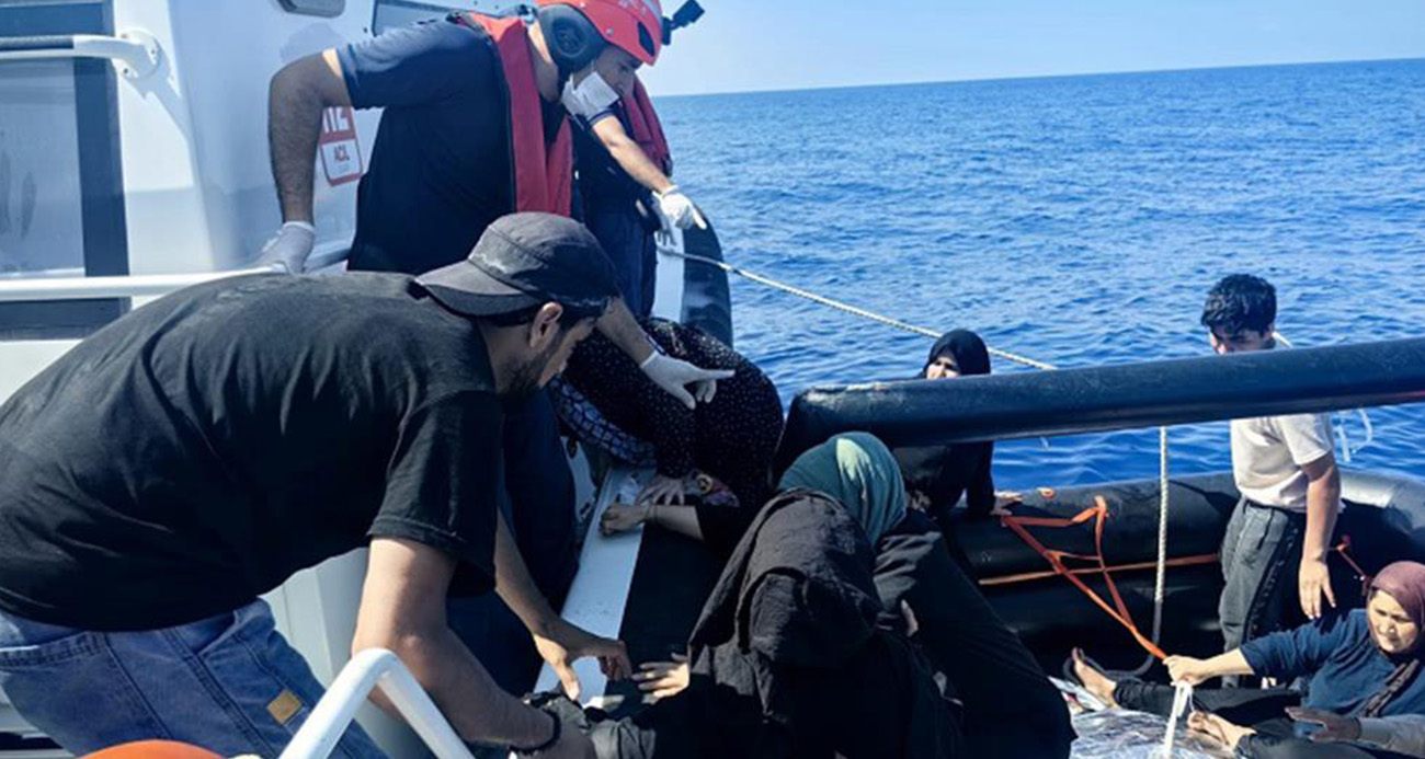 Yunanistan’ın geri ittiği 35 düzensiz göçmen kurtarıldı