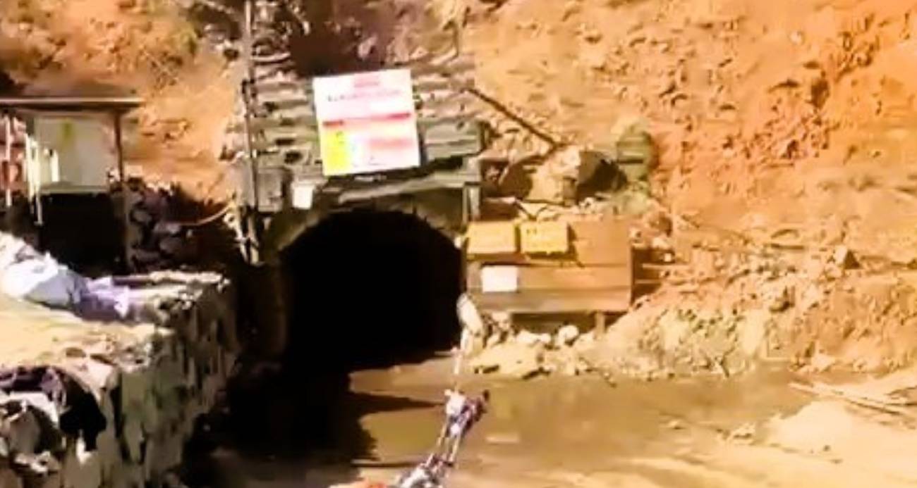 Krom madeninde meydana gelen göçükte 2 işçi mahsur kaldı