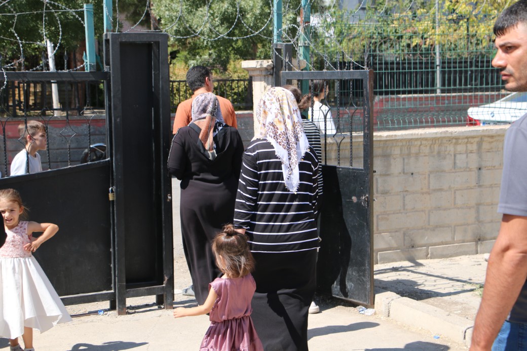 Okulun ağır hasarlı olduğu ortaya çıktı, eğitimin başlamasına 2 gün kala öğrenciler başka okula nakledildi