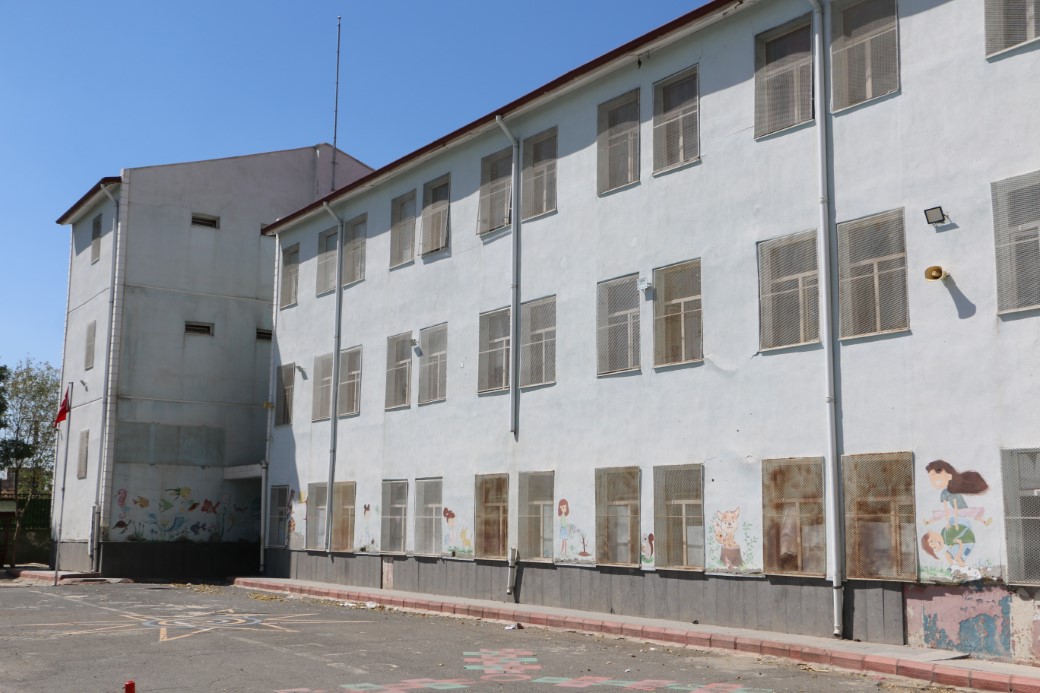 Okul ağır hasarlı çıktı, eğitimin başlamasına 2 gün kala öğrenciler başka okula nakledildi