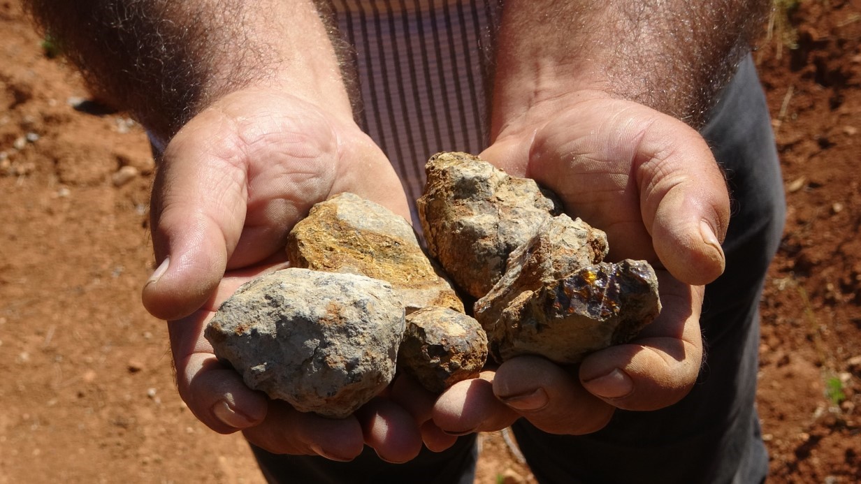 Bayburt’ta kehribarın zorlu mesaisi: Topraktan çıkarılan fosilleşmiş ağaç reçinesi takı ve tespihe dönüştürülüyor