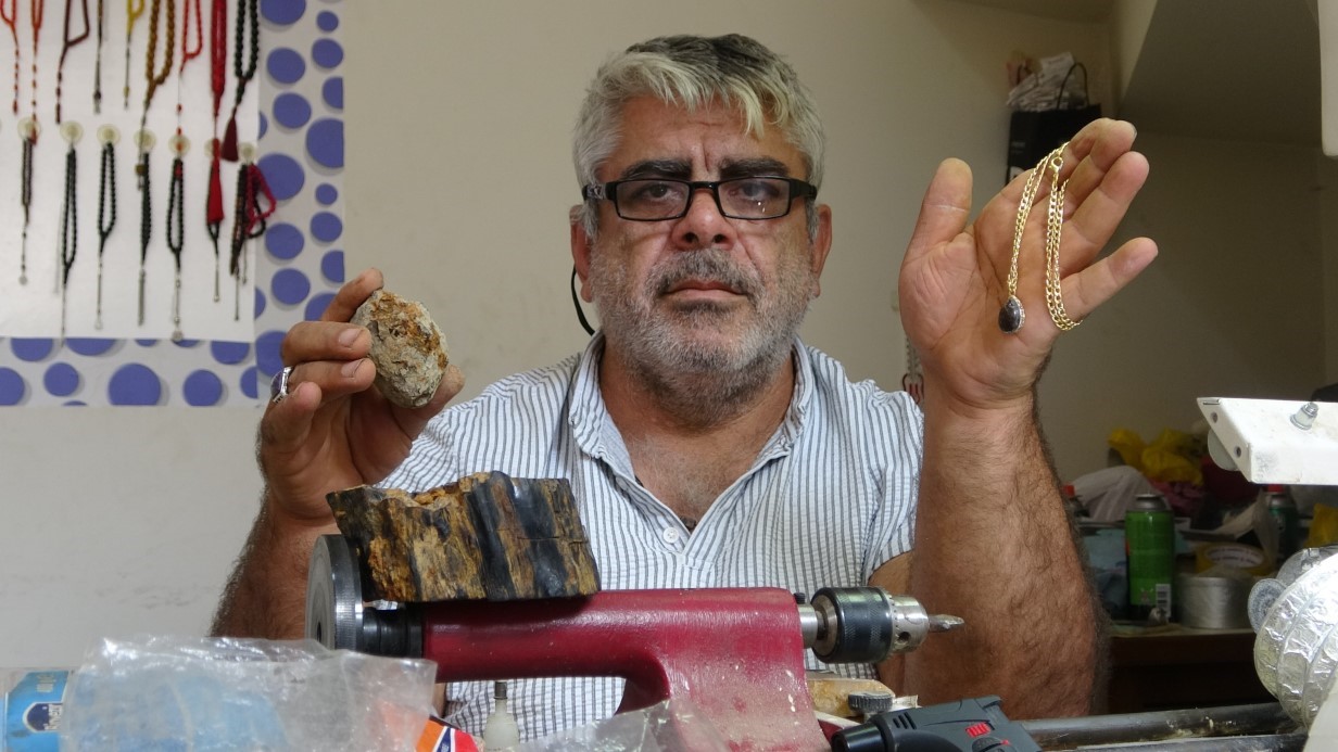 Bayburt’ta kehribarın zorlu mesaisi: Topraktan çıkarılan fosilleşmiş ağaç reçinesi takı ve tespihe dönüştürülüyor