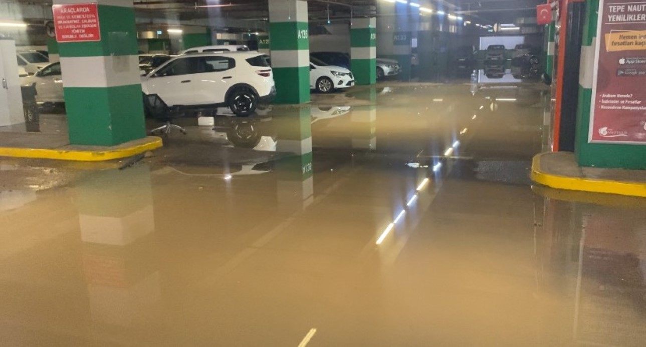 Kadıköy’de su borusu patladı: AVM otoparkı göle döndü