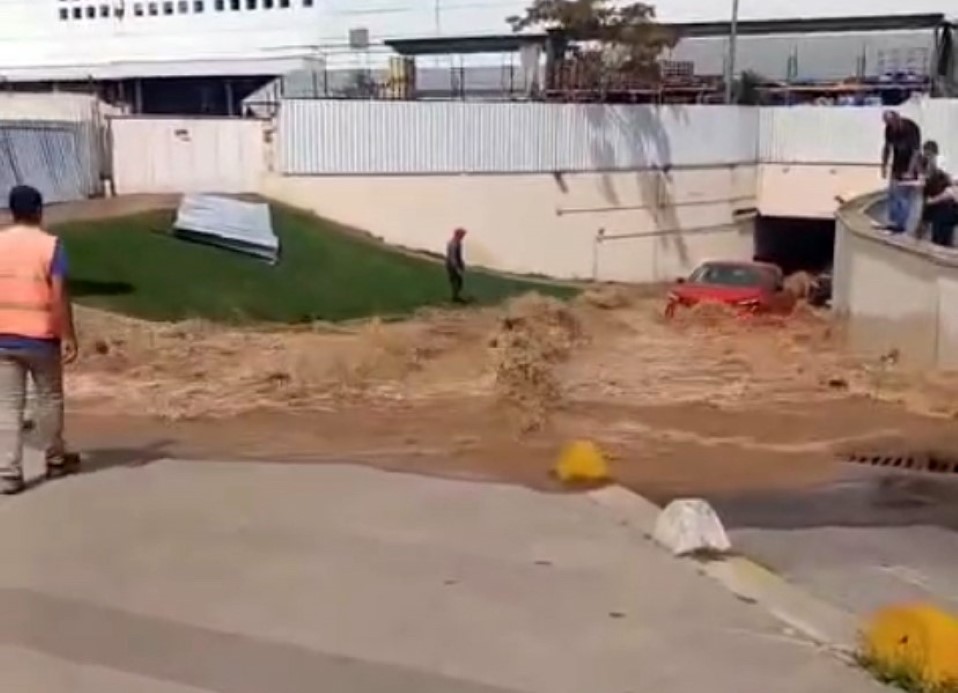 Kadıköy’de su borusu patladı: AVM otoparkı göle döndü