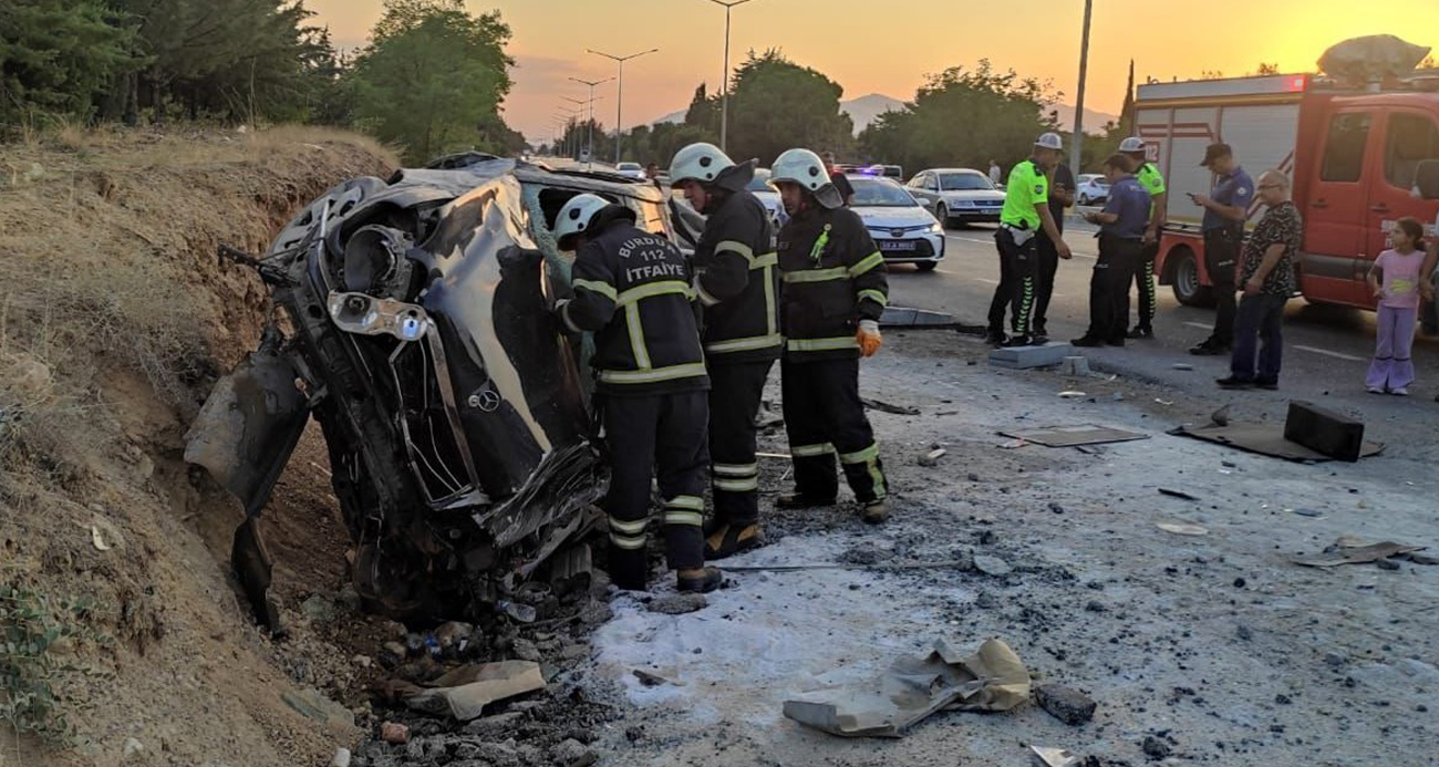 Burdur’da otomobil, otobüs durağına çarptı: 2 yaralı
