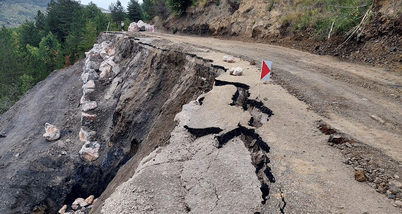 Bozkurt’ta heyelan: Köy yolu ulaşıma kapandı