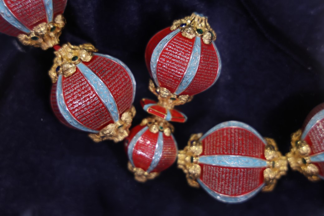 Değer biçilemiyor: Kur’an-ı Kerim’in 604 sayfası tespihe nakşedildi