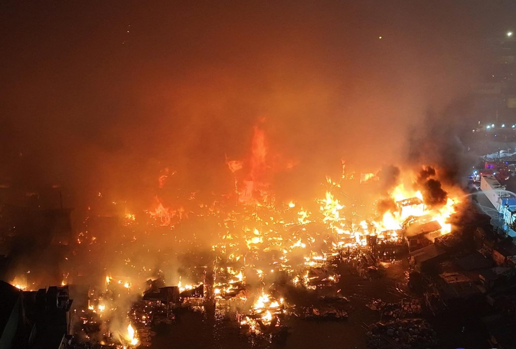 Filipinler’in başkenti Manila’da korkutan yangın