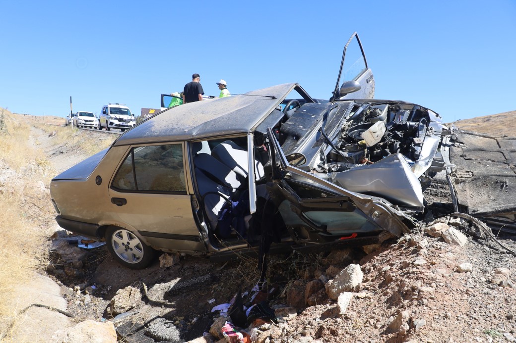 Köpeğe çarpmamak için direksiyonu kırdı, 3 yaralı