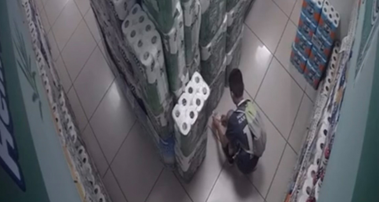 Müşteri gibi girdiği marketi kundaklayan çocuk kamerada