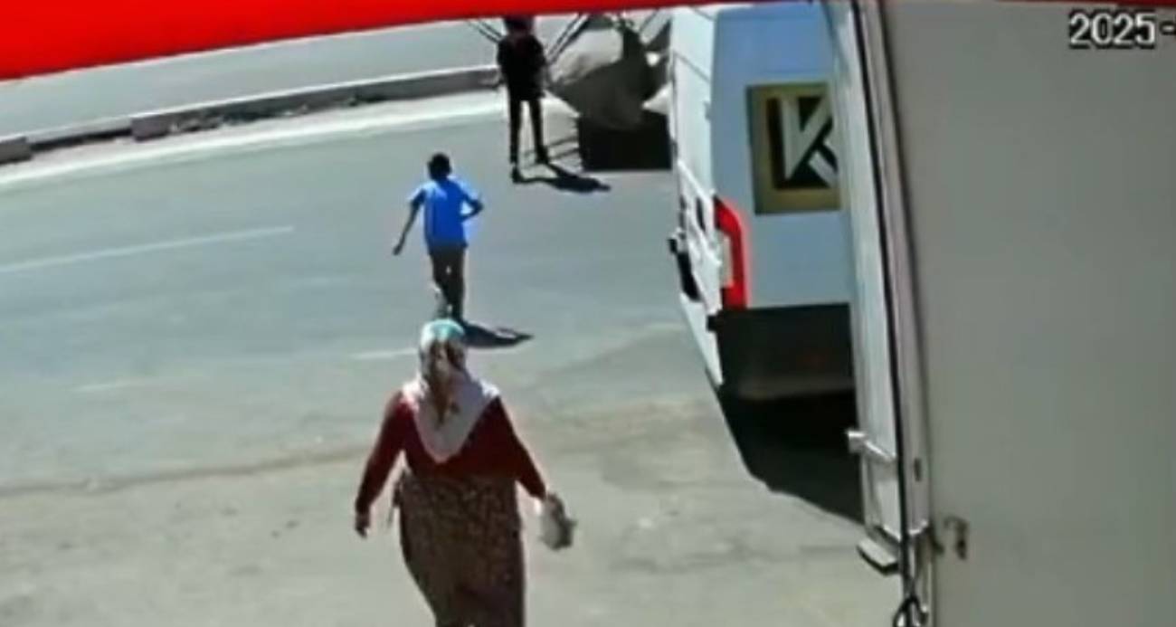 İş makinesinin kardeşlere çarptığı kaza anı güvenlik kamerasında