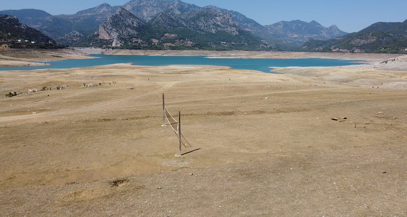 Barajda su seviyesi yüzde 10’a düştü: Çoraklaşan bölgeye voleybol direği diktiler