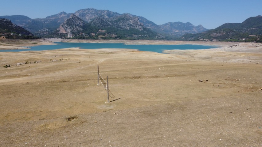 Barajda su seviyesi yüzde 10’a düştü: Çoraklaşan bölgeye voleybol direği diktiler