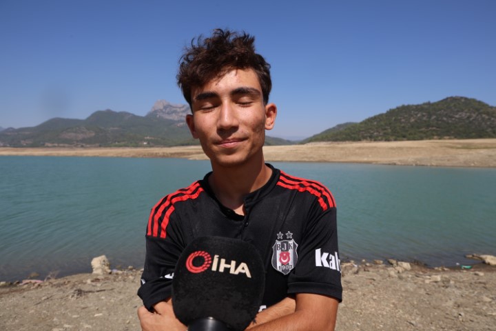 Barajda su seviyesi yüzde 10’a düştü: Çoraklaşan bölgeye voleybol direği diktiler