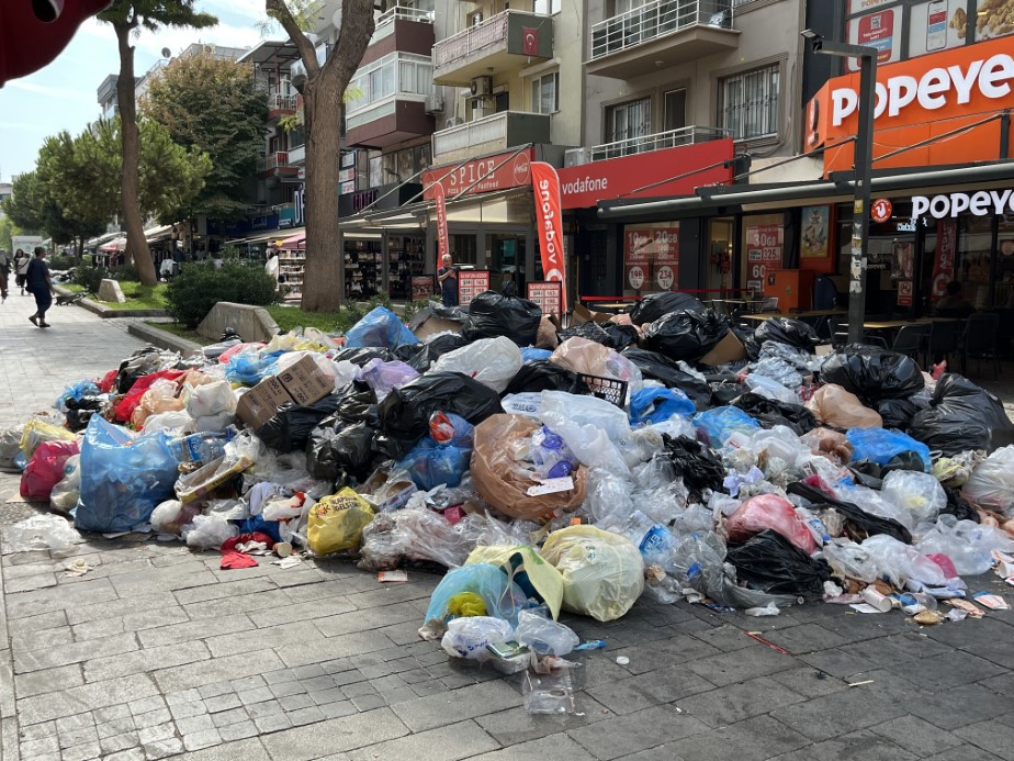 Buca’da çöp isyanı: "Bu şehir bunları hak etmiyor"