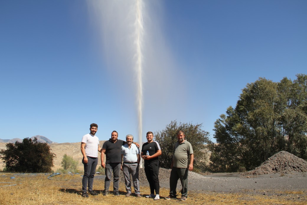 Sivaslı çiftçinin petrol sevinci su sevincine dönüştü