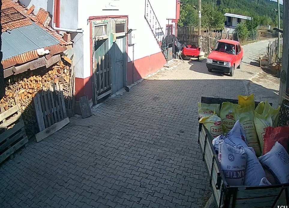 Husumetli olduğu ailenin evinin önünde tüfekle defalarca havaya ateş açtı