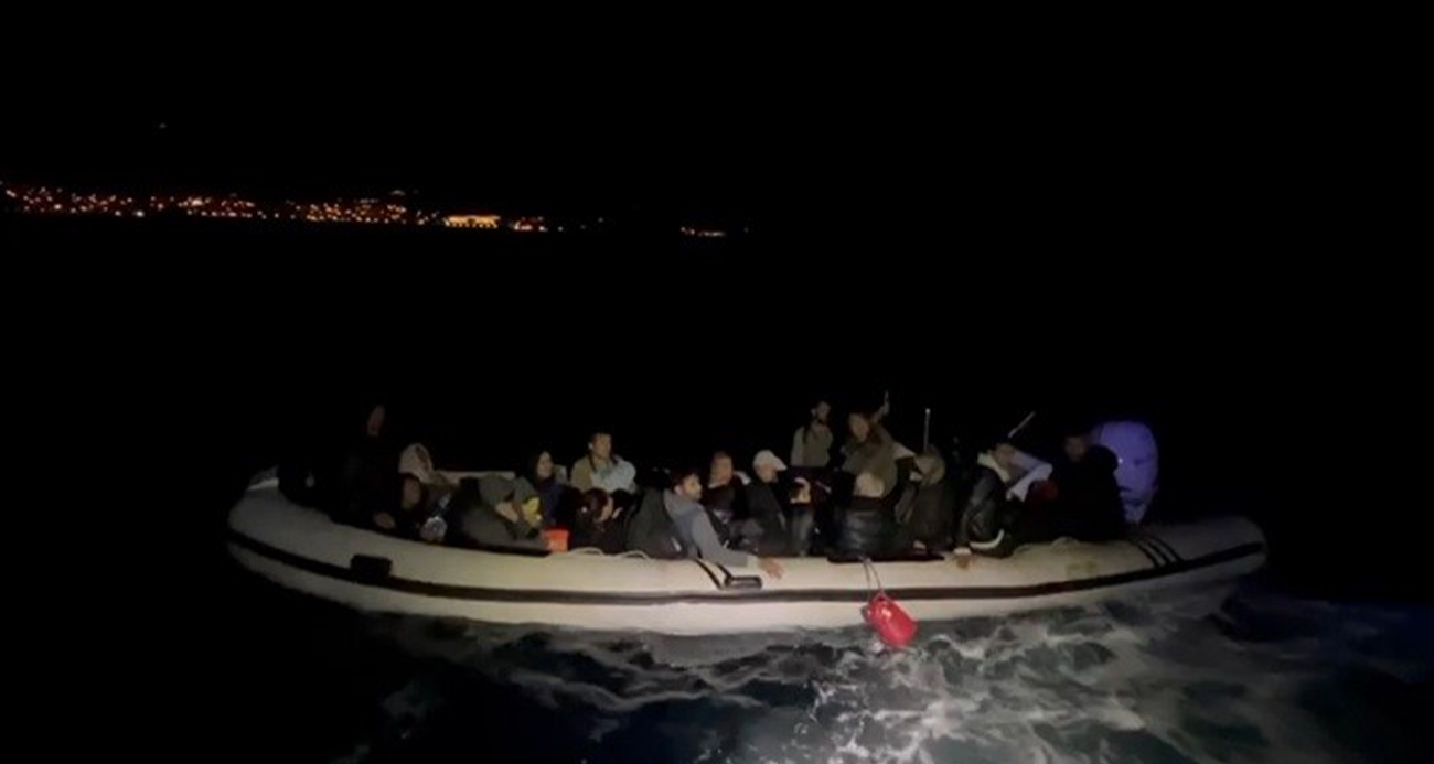 İzmir’de sürüklenen lastik bottaki 33 düzensiz göçmen kurtarıldı