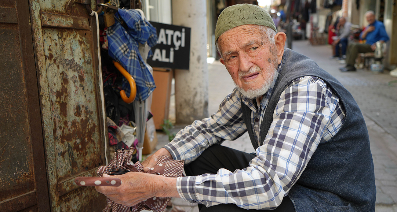 Asrın ustası: 96 yaşında gözlük kullanmadan şemsiye tamir ediyor