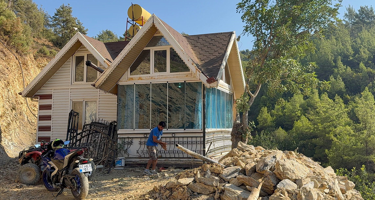 Yıkım kararı çıkan evini 150 metre taşıyıp tapulu arazisine yerleştirdi