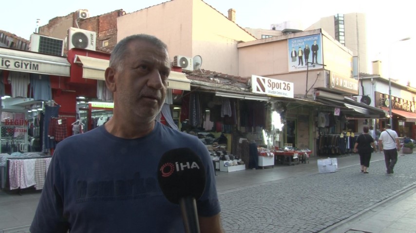 Her gün merdivene çıkıp çatıdaki kedileri besliyor