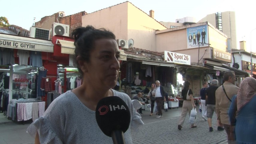 Her gün merdivene çıkıp çatıdaki kedileri besliyor