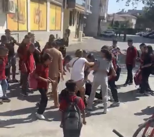 Okul çıkışı zorbalığa uğrayan 12 yaşındaki çocuğa acımasız şiddet
