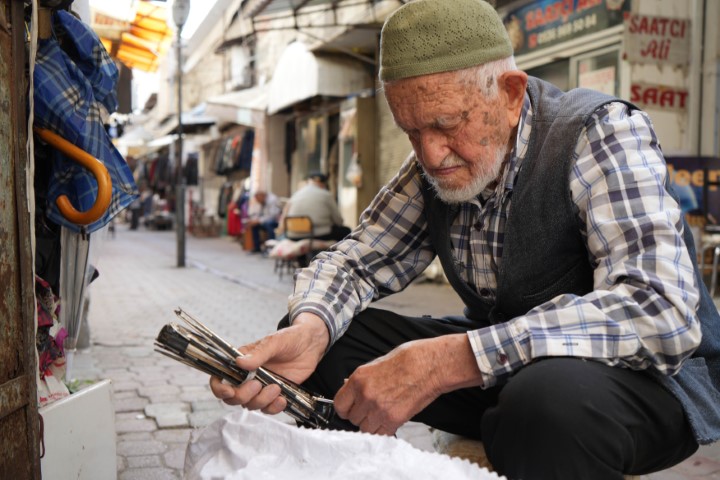 Asrın ustası: 96 yaşında gözlük kullanmadan şemsiye tamir ediyor