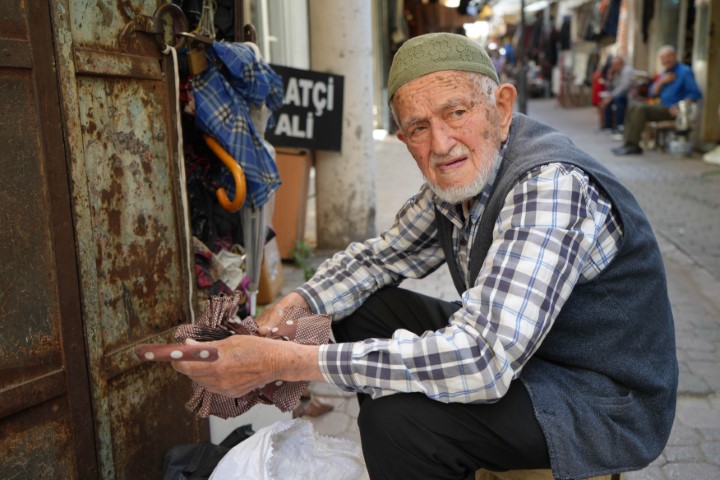 Asrın ustası: 96 yaşında gözlük kullanmadan şemsiye tamir ediyor